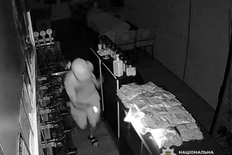 Одеські поліцейські викрили зловмисника, який проник до трьох магазинів і викрав гроші з кас