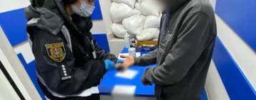 Поліцейські встановили і затримали жителя Одеси, який спричинив тяжке тілесне ушкодження знайомому