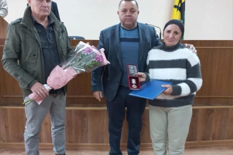 МАТЕРІ ПОЛЕГЛОГО ЗАХИСНИКА З БЕССАРАБСЬКОГО МИКОЛИ ЧАРКИ ВРУЧИЛИ ОРДЕН СИНА "ЗА МУЖНІСТЬ" ІІІ СТУПЕНЯ