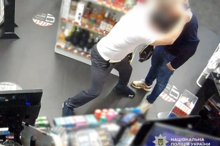 В Одесі затримали групу молодиків, які крали золоті прикраси просто з людей