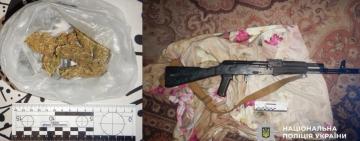 Поліцейські викрили двох жителів Одещини в оборудках з наркотиками та незаконним поводженням зі зброєю