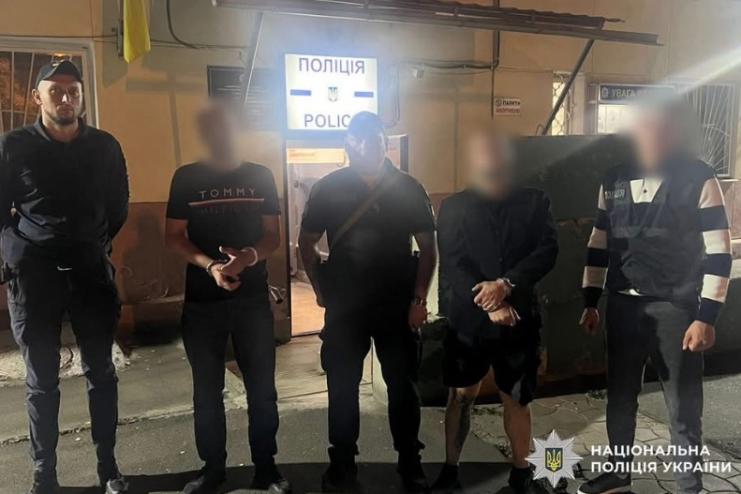 Одеські поліцейські відправили на лаву підсудних двох зловмисників, які «вибивали» з незнайомця 10 тисяч доларів надуманого боргу
