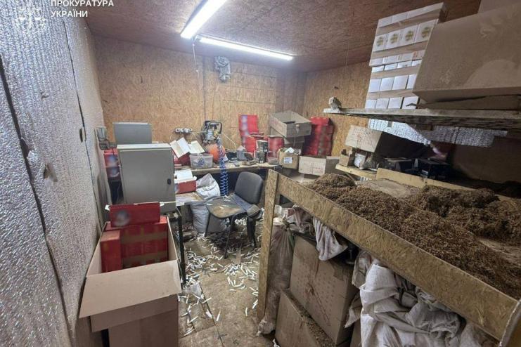 В Одесі викрили «гаражну фабрику» сигарет: організатор постане перед судом