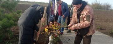 У Саратській громаді школярі прикрасили Алею Слави трояндами на честь загиблих військових