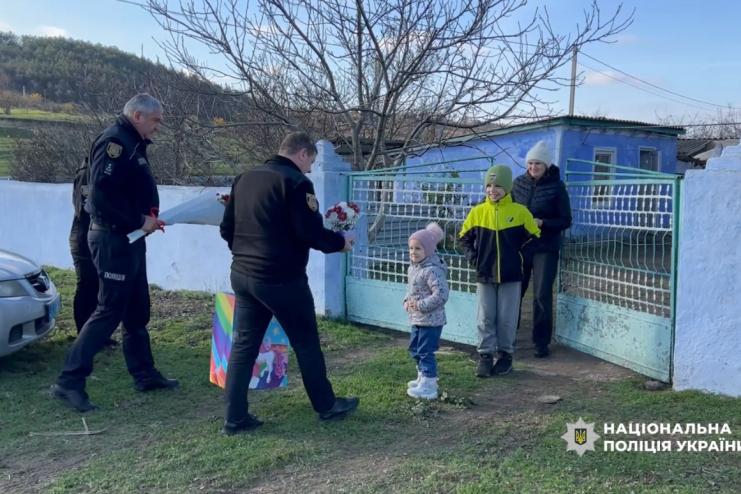 На Одещині поліцейські привітали з днем народження донечку свого безвісти зниклого колеги