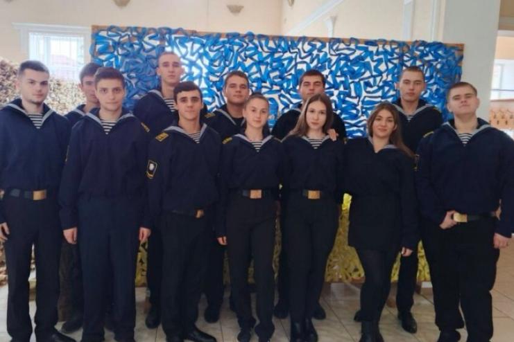 Здобувачі Дунайського інституту долучилися до плетіння маскувальних сіток для військових