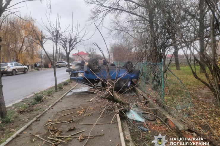 На Одещині п’яний водій тікав від поліції й потрапив у ДТП: під колеса перекинутої автівки потрапила жінка з дитячим візочком
