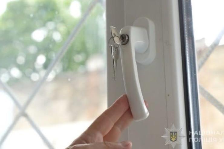 Поліцейські встановлюють обставини падіння 3-річного хлопчика з вікна багатоповерхівки в Київському районі Одеси