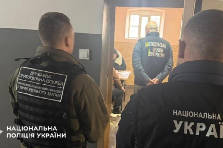 На Одещині викрили ділка, який зі слідчого ізолятора переправляв чоловіків за кордон, – Нацполіція