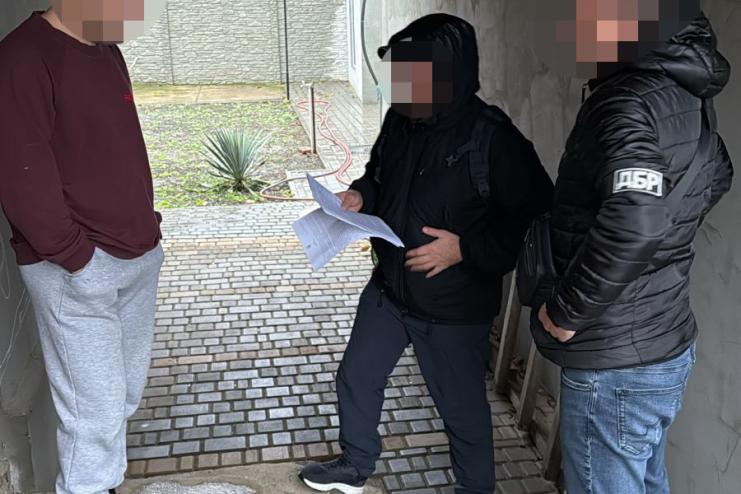 На Одещині викрито трьох інспекторів, які вимагали гроші з водіїв та військовозобов’язаних — ДБР задокументувало понад десять епізодів