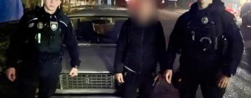 У центрі Татарбунар чоловік жорстоко викинув на дорогу п’ятьох цуценят: поліція встановила правопорушника