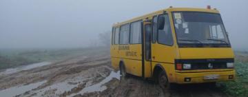Автобус не витримує: у Білгород-Дністровському районі школярі долають 12 км пішки через критичний стан дороги