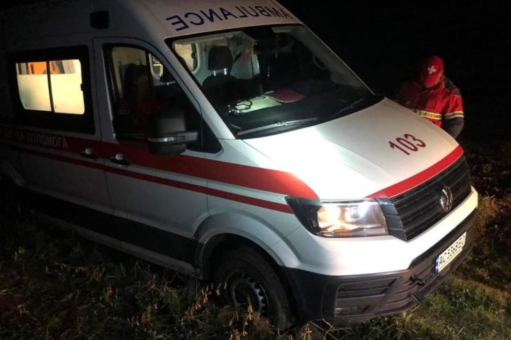 На Одещині карета швидкої застрягла на бездоріжжі: рятувальники витягали її серед ночі