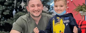 У Львові медики провели унікальну операцію: 7-річному хлопчику пересадили і нирку від тата, і печінку від мами