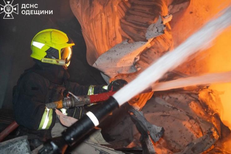 Черговий удар по Одесі: є постраждалі, руйнування та масштабна пожежа