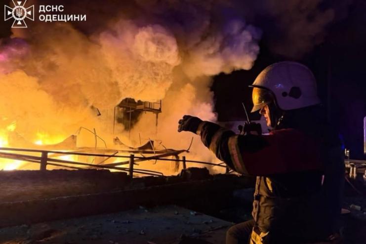 Нічна атака дронами по Одещині: виникла пожежа на об’єкті інфраструктури, постраждалих немає