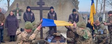 Герой повернувся додому на щиті: Павлівська громада попрощалася з Юрієм Саратовським