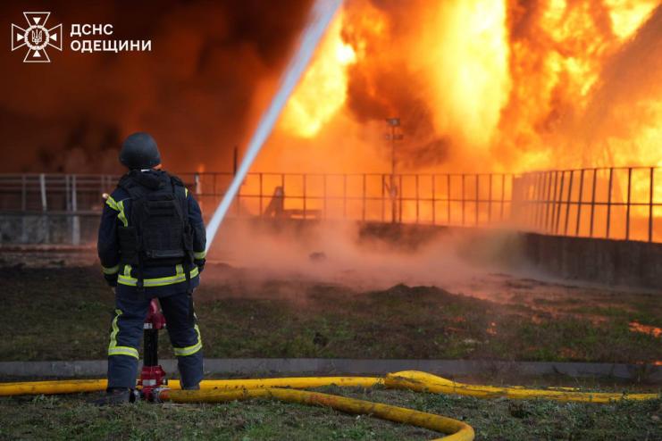 На Одещині кілька днів гасили пожежу на промисловому об’єкті після ударів РФ