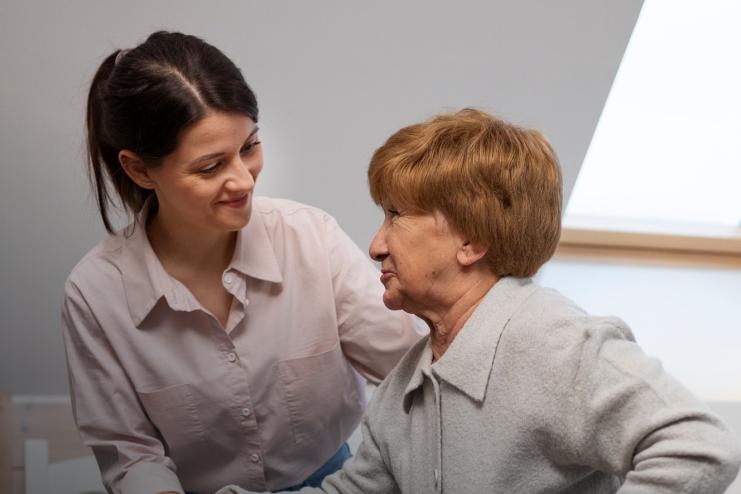 Із 1 січня 2026 року зарплати соціальних працівників зростуть майже у 2,5 раза