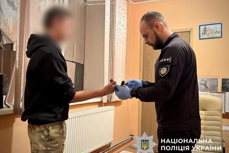 Одеські поліцейські відправили на лаву підсудних двох молодиків за розбій, тілесні ушкодження та незаконне поводження з боєприпасами і вибухівкою