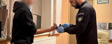 Одеські поліцейські відправили на лаву підсудних двох молодиків за розбій, тілесні ушкодження та незаконне поводження з боєприпасами і вибухівкою