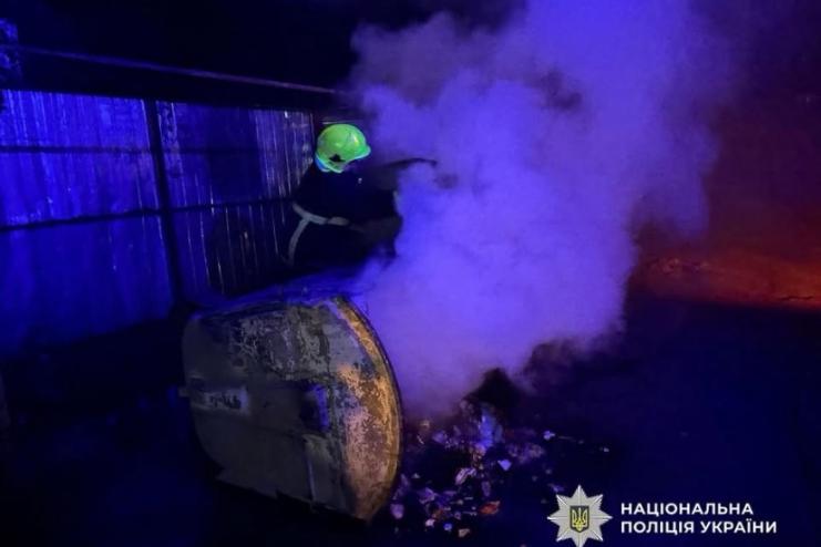 Підпалив 10 сміттєвих баків: в Одесі 55-річному чоловіку повідомили про підозру
