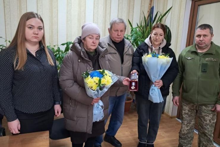 В Арцизі рідним Героя України Дениса Мосієнко вручили орден «За мужність» посмертно