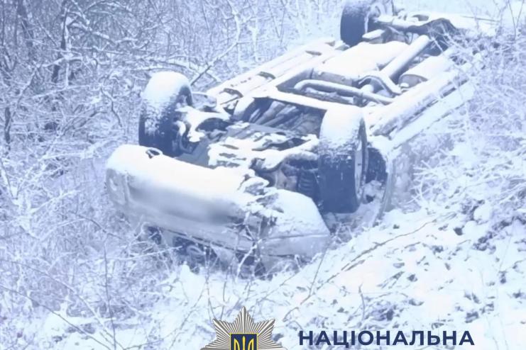 У Бессарабській громаді через негоду Nissan з’їхав у кювет: травмована пасажирка