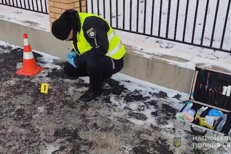 Одеські поліцейські розшукали та затримали чоловіків, які посеред вулиці зі стрільбою викрали 19-річну дівчину