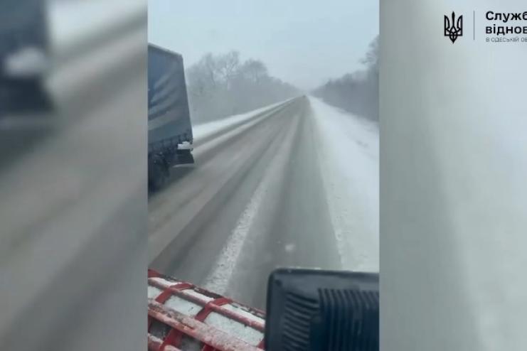 На півдні Одещини сніжить і дощить: проїзд дорогами державного значення забезпечено