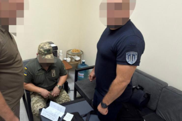 На Одещині ДБР викрило чиновника та військових на спробі переправити призовників за кордон
