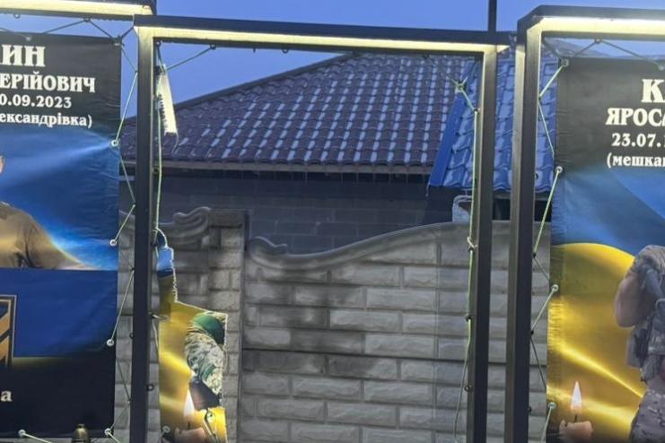 Порушення громадського порядку: на Одещині зіпсовано сільраду, банкомат і стенд Алеї Слави