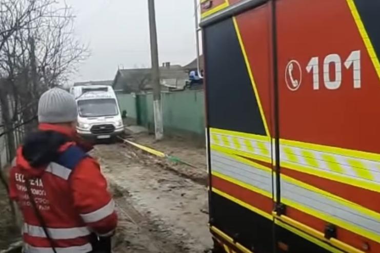 На Одещині карета швидкої застрягла в багнюці: рятувальники допомогли медикам дістатися до пацієнтів