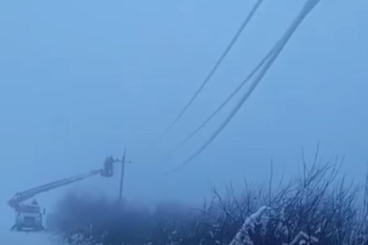 Негода знеструмила частину Одещини: енергетики відновлюють мережі після обледеніння