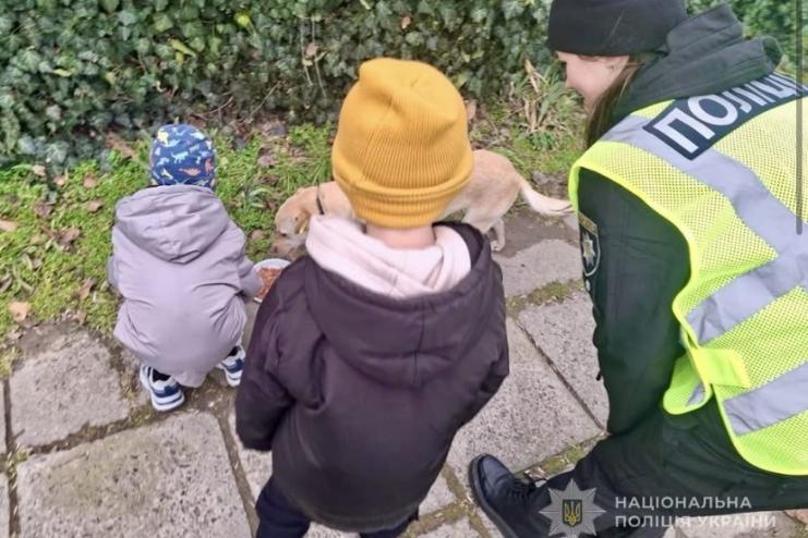 «Нагодуй безпритульних тварин»: в Ізмаїлі поліцейські навчають дітей доброті та відповідальності