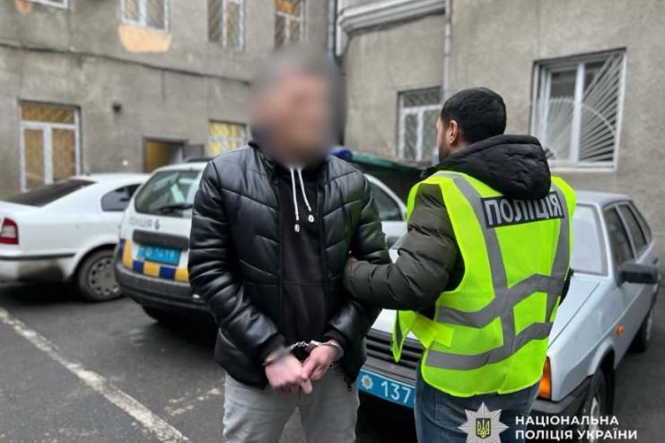 Увірвалися в номер до клієнта готелю, побили, пригрозили пістолетом та відібрали майно: одеські поліцейські розшукали та затримали трьох зловмисників