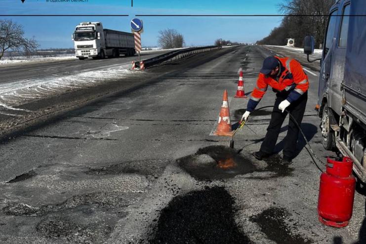 На дорогах Одещини ліквідовують аварійну ямковість: роботи тривають навіть за морозів