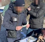 На кордоні з Молдовою затримано прикордонника за пропуск автомобілів за хабар