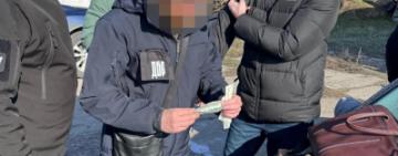 На кордоні з Молдовою затримано прикордонника за пропуск автомобілів за хабар