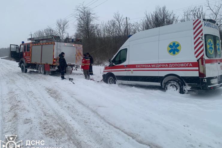 Сніг і замети: рятувальники дев’ять разів виїжджали на допомогу водіям на Одещині