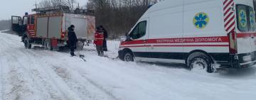 Сніг і замети: рятувальники дев’ять разів виїжджали на допомогу водіям на Одещині