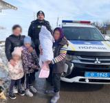 20 кілометрів пішки з новонародженим: на трасі М-15 родині прийшли на допомогу