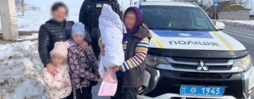 20 кілометрів пішки з новонародженим: на трасі М-15 родині прийшли на допомогу