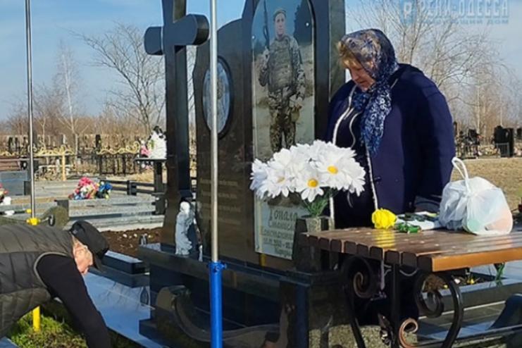 У Рені невідомі обстріляли пам’ятник загиблого захисника України Станіслава Топала