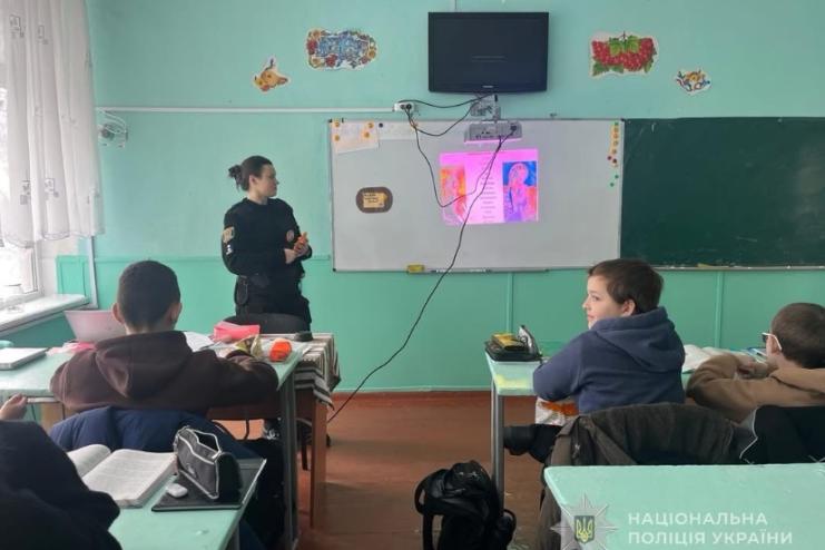 Поліцейські Одещини проводять просвітницькі та профілактичні заходи зі школярами та батьками