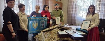 Заклади освіти Арцизької громади передали 45 антидронових плащів морським піхотинцям