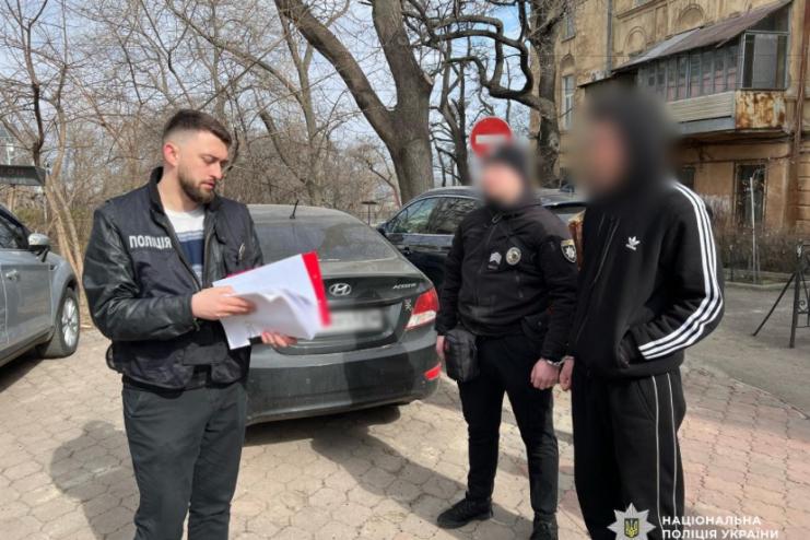Хотів «легких грошей» і спалив чуже авто: в Одесі викрили 18-річного палія