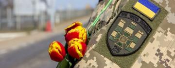 На Одещині прикордонники привітали подорожувальниць із Міжнародним днем боротьби за права жінок 