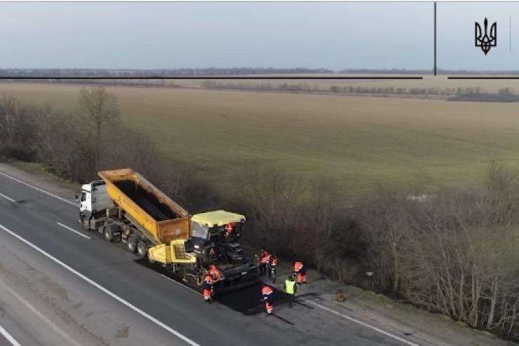 На дорогах державного значення Одещини триває ліквідація аварійної ямковості