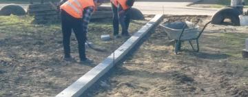 Спільними зусиллями: в Арцизі меценат і міська влада облаштовують тротуарну зону